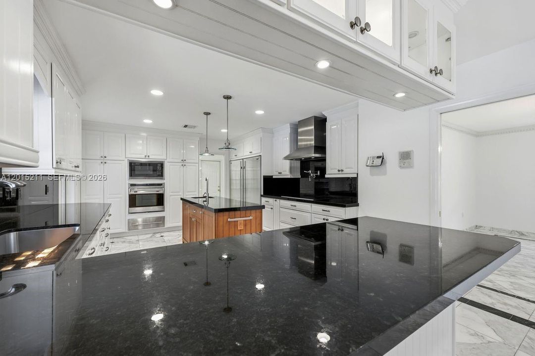 Activo con contrato: $2,340,000 (5 camas, 3 baños, 3203 Pies cuadrados)