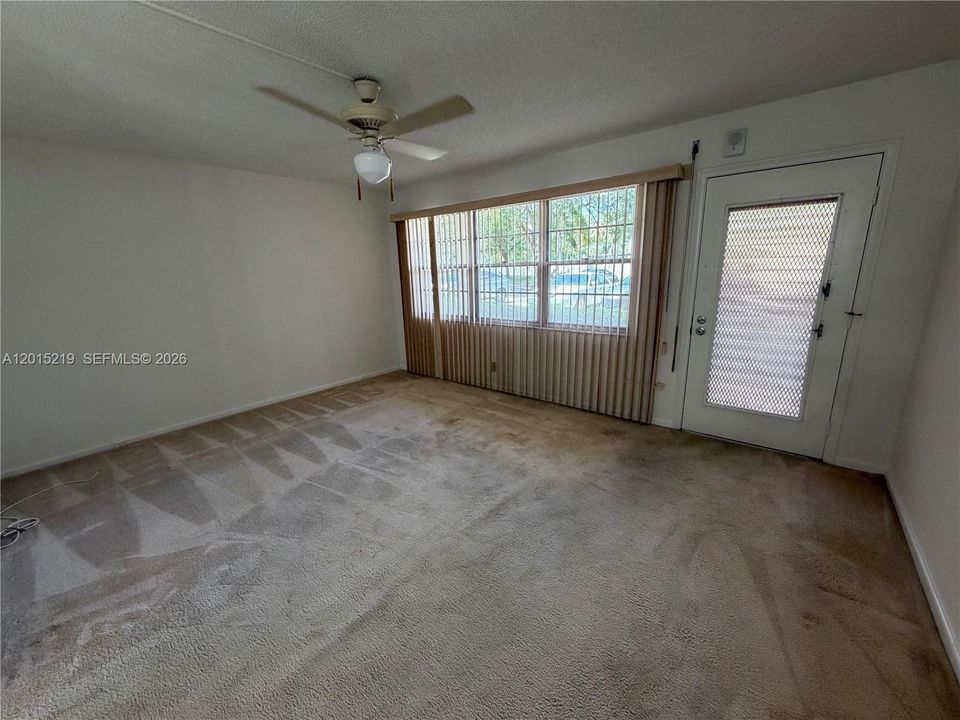 For Sale: $69,900 (1 beds, 1 baths, 742 Square Feet)