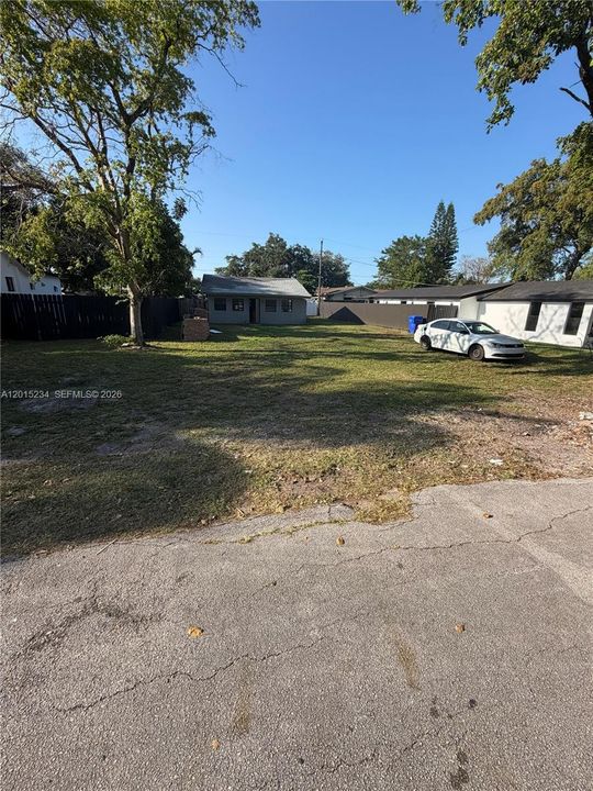 待售: $320,000 (0.12 acres)