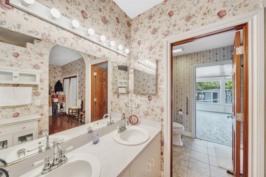 9 Primary Bathroom (2)