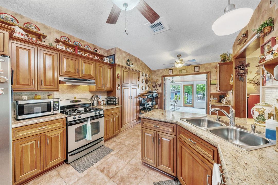 13 Kitchen (2)