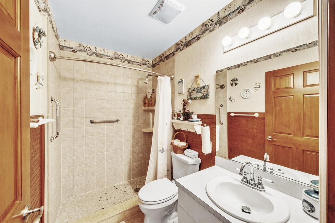 21 Guest Bathroom (2)