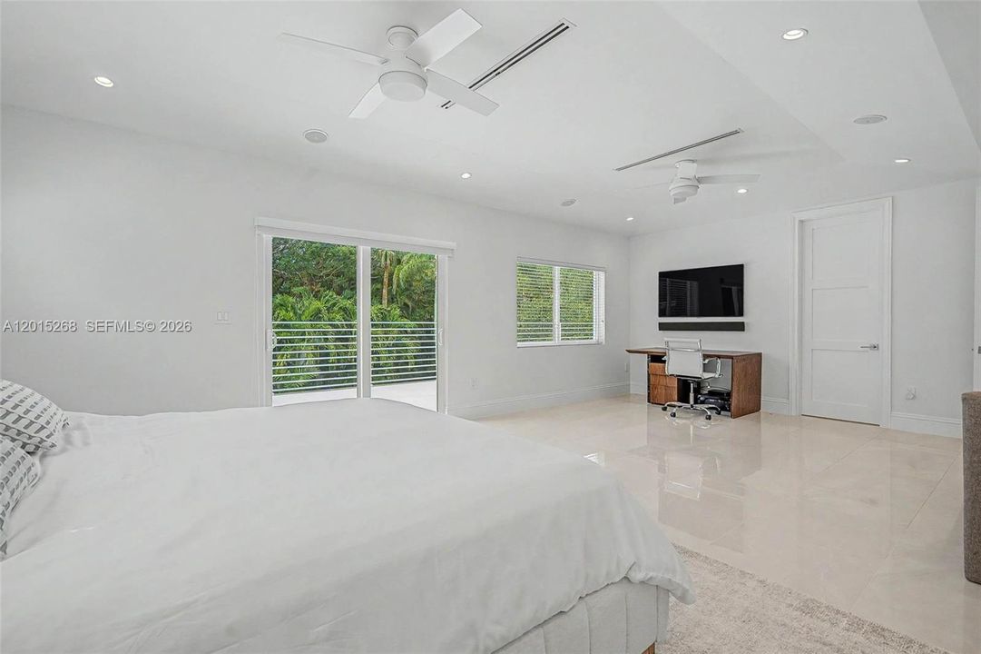 For Sale: $5,650,000 (5 beds, 7 baths, 6079 Square Feet)