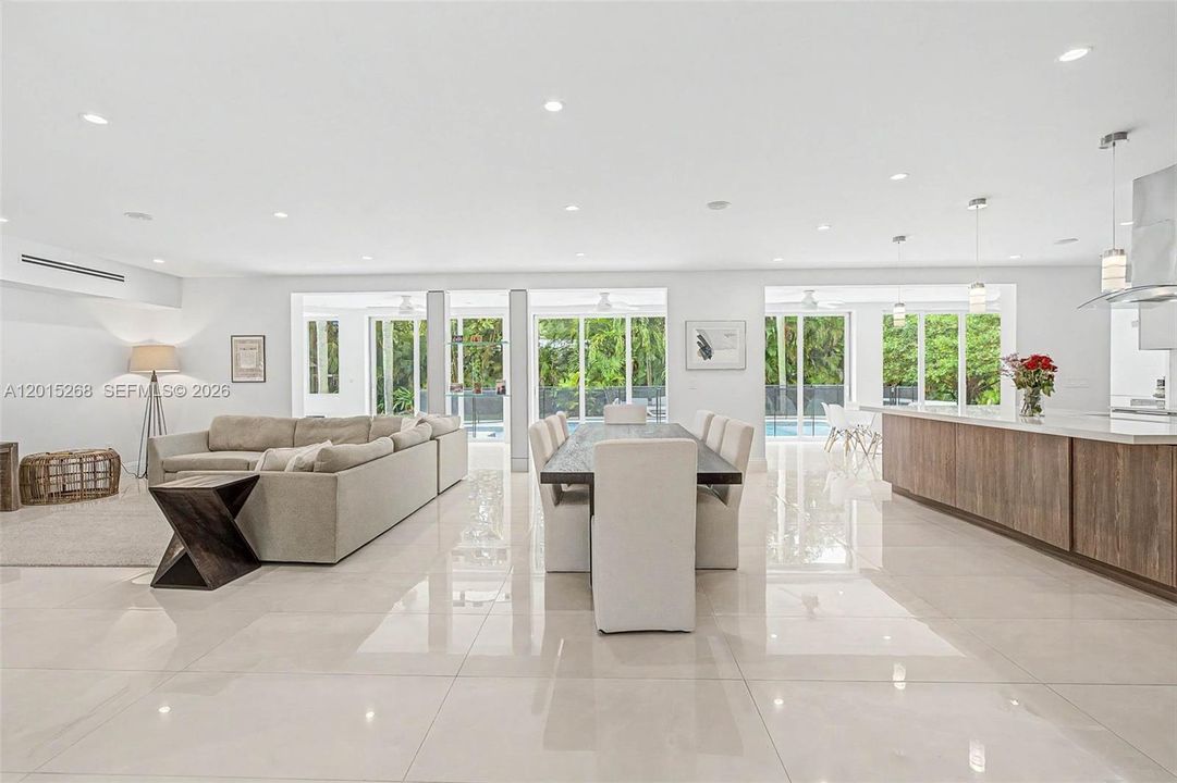 For Sale: $5,650,000 (5 beds, 7 baths, 6079 Square Feet)
