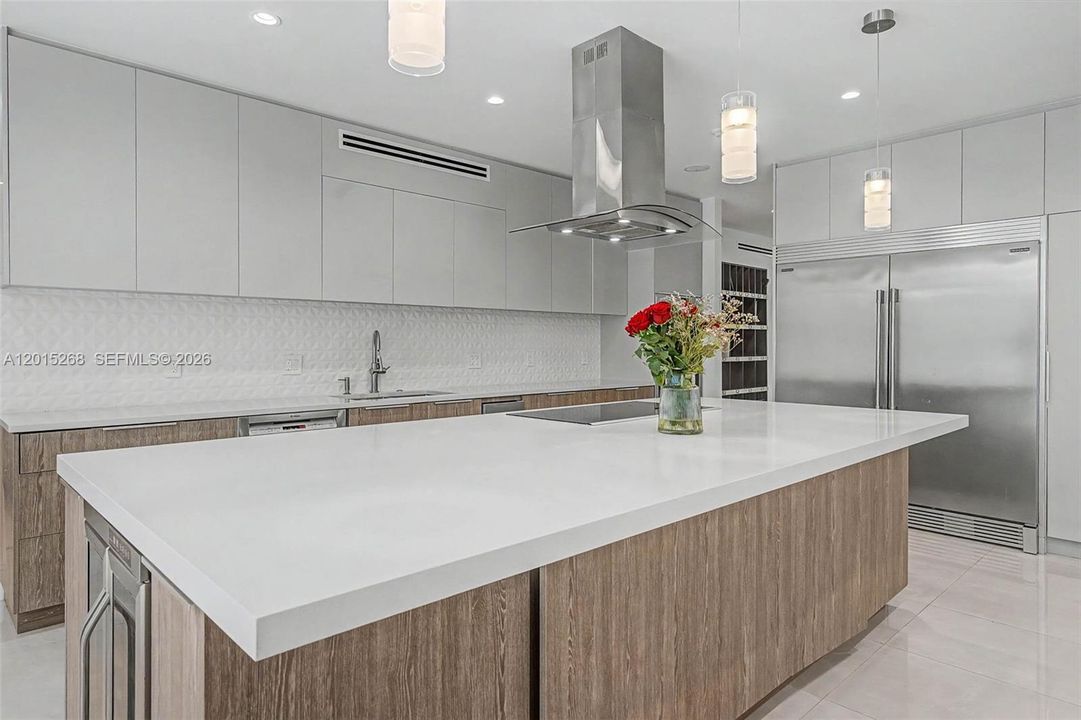 For Sale: $5,650,000 (5 beds, 7 baths, 6079 Square Feet)