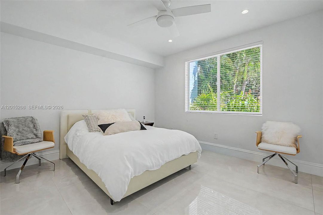 For Sale: $5,650,000 (5 beds, 7 baths, 6079 Square Feet)
