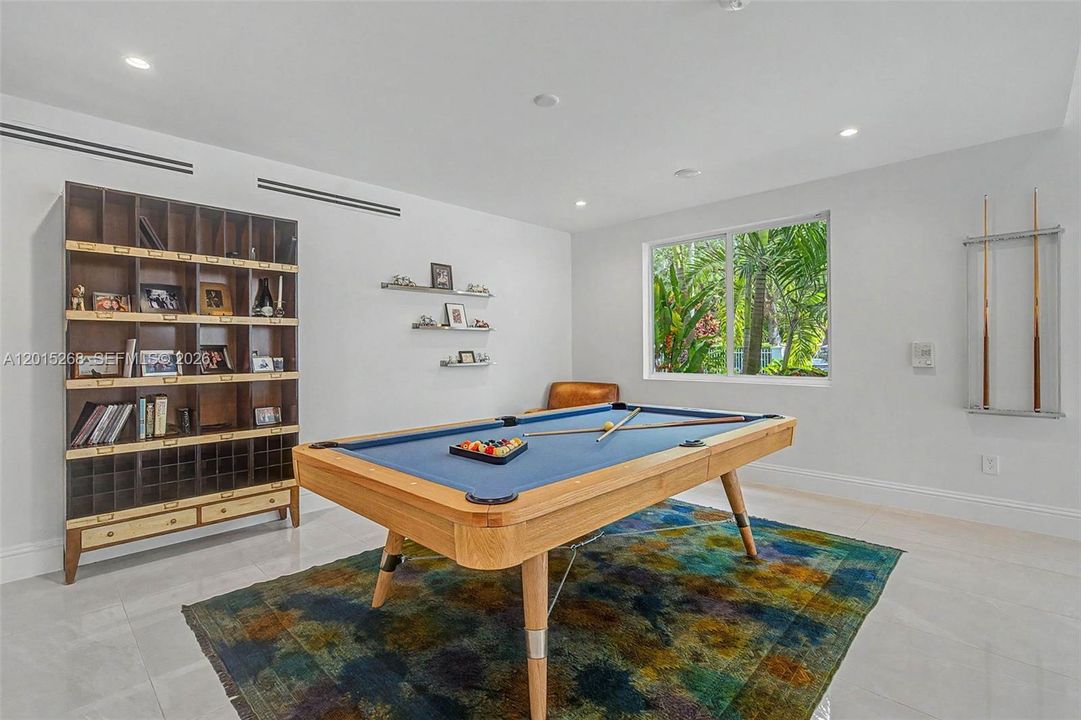 For Sale: $5,650,000 (5 beds, 7 baths, 6079 Square Feet)