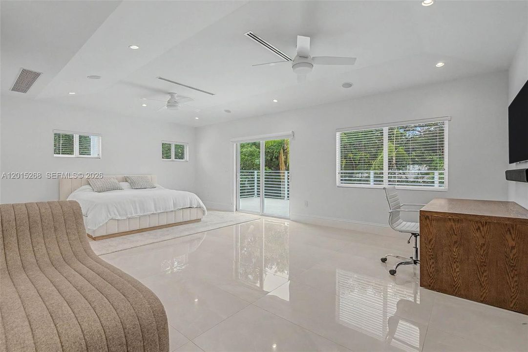 For Sale: $5,650,000 (5 beds, 7 baths, 6079 Square Feet)