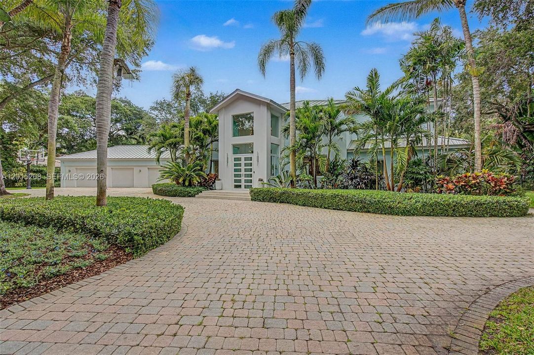 For Sale: $5,650,000 (5 beds, 7 baths, 6079 Square Feet)