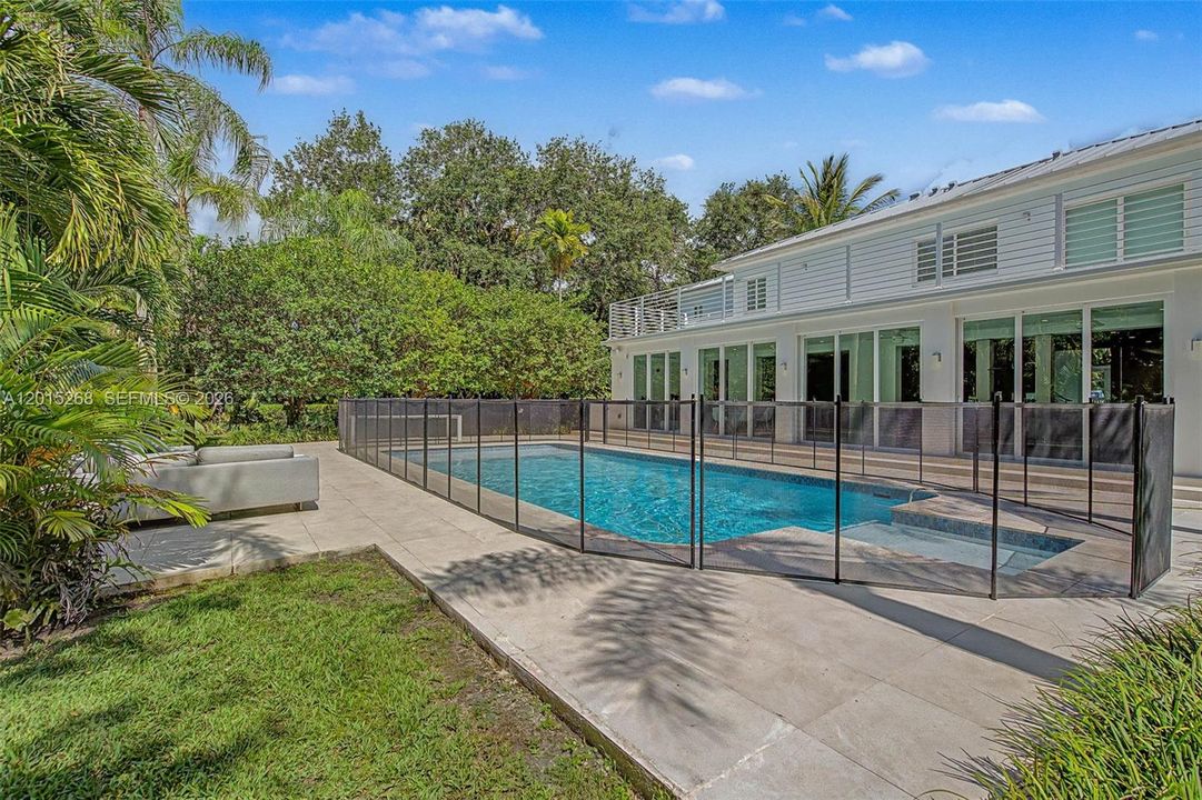 For Sale: $5,650,000 (5 beds, 7 baths, 6079 Square Feet)