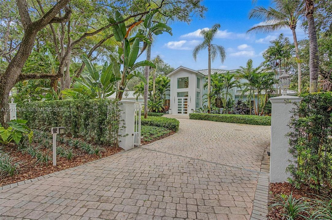 For Sale: $5,650,000 (5 beds, 7 baths, 6079 Square Feet)