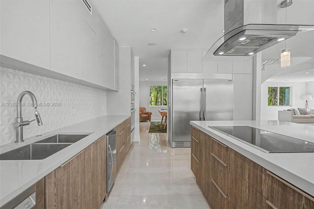 For Sale: $5,650,000 (5 beds, 7 baths, 6079 Square Feet)
