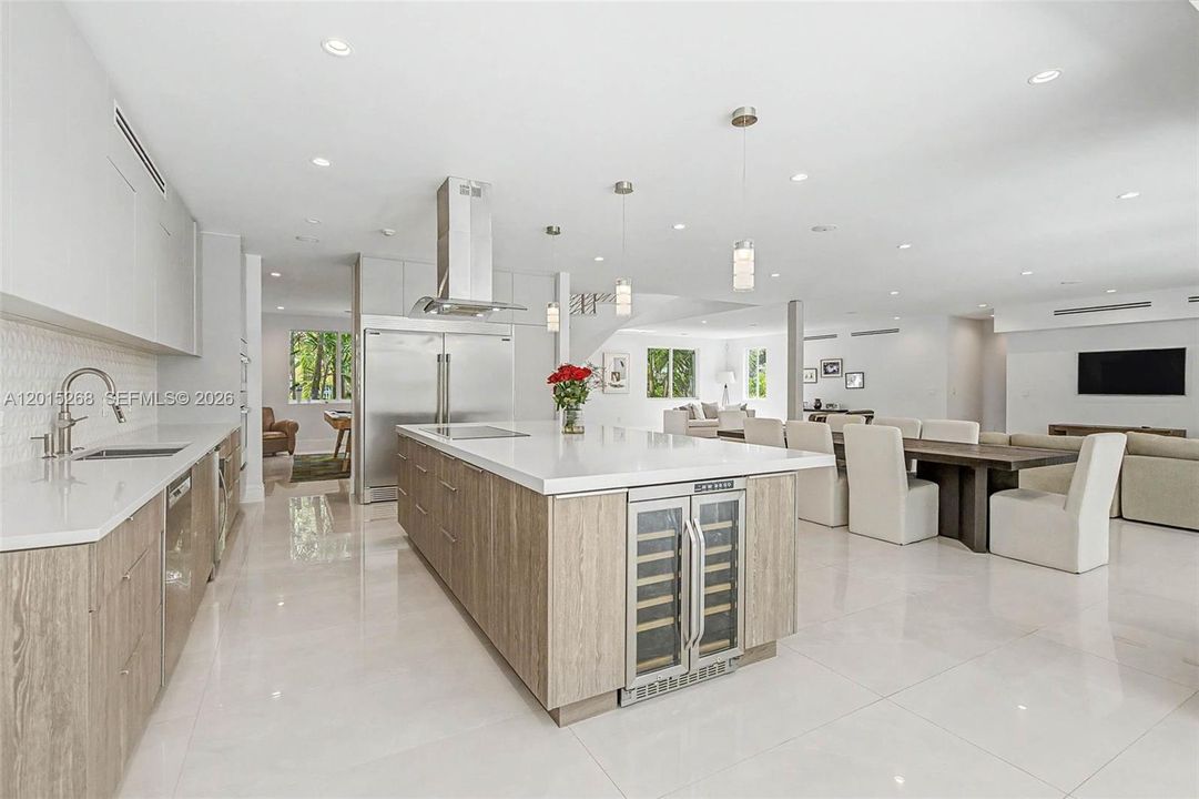 For Sale: $5,650,000 (5 beds, 7 baths, 6079 Square Feet)