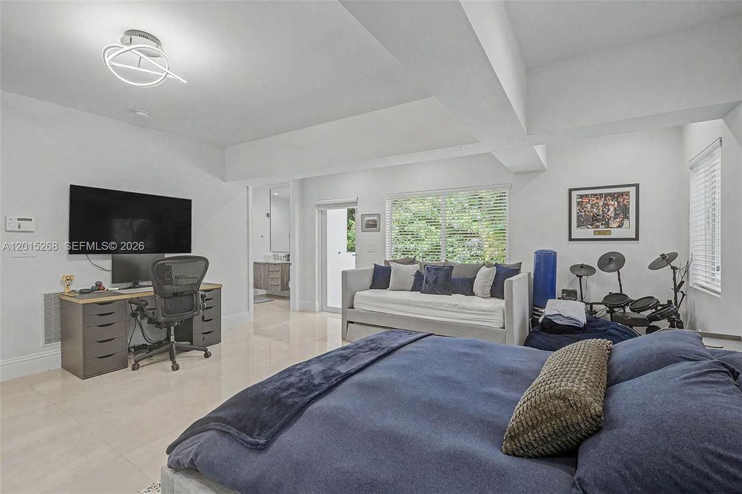 For Sale: $5,650,000 (5 beds, 7 baths, 6079 Square Feet)