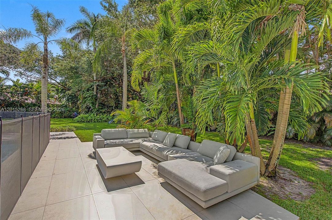 For Sale: $5,650,000 (5 beds, 7 baths, 6079 Square Feet)