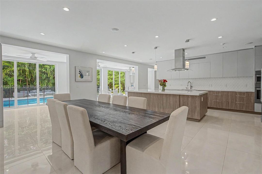 For Sale: $5,650,000 (5 beds, 7 baths, 6079 Square Feet)