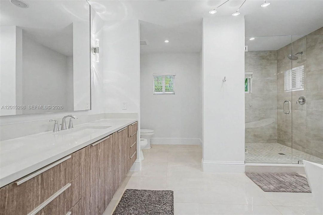 For Sale: $5,650,000 (5 beds, 7 baths, 6079 Square Feet)