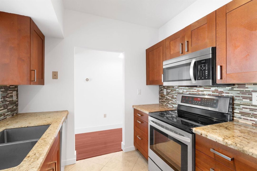 9-web-or-mls-3020 NE 32nd Ave-18