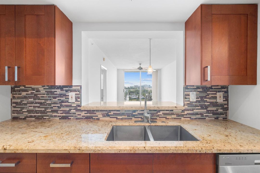 11-web-or-mls-3020 NE 32nd Ave-24