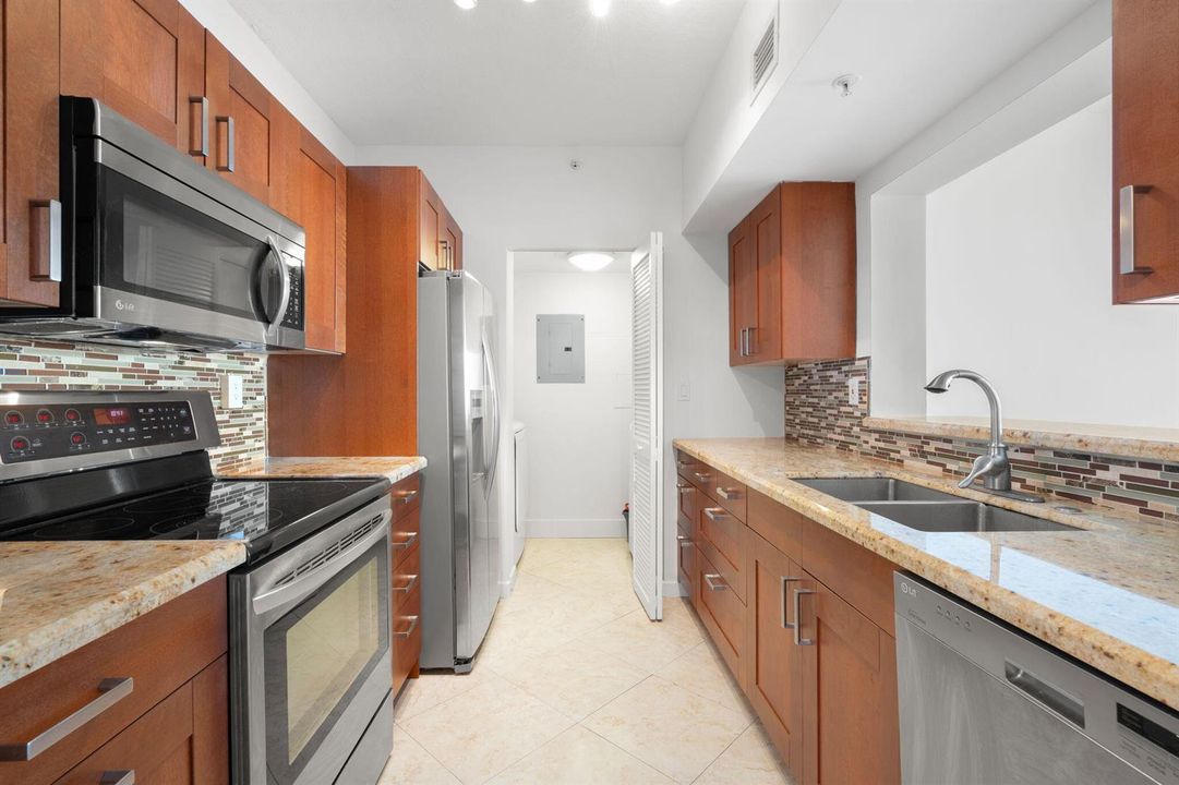 6-web-or-mls-3020 NE 32nd Ave-15