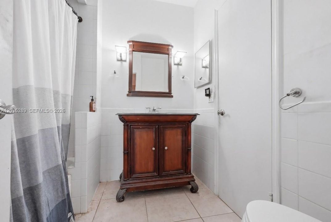 For Sale: $179,999 (1 beds, 1 baths, 685 Square Feet)