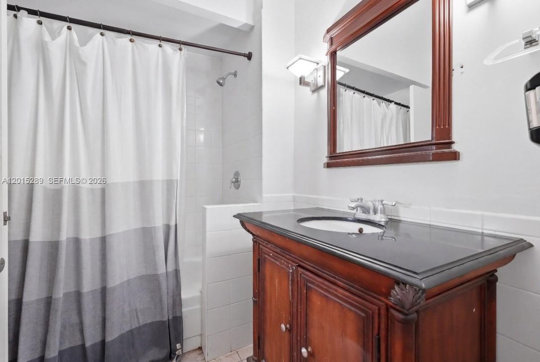 For Sale: $179,999 (1 beds, 1 baths, 685 Square Feet)