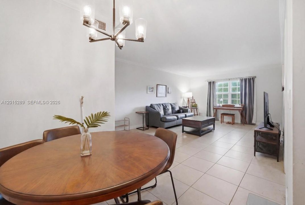 For Sale: $179,999 (1 beds, 1 baths, 685 Square Feet)