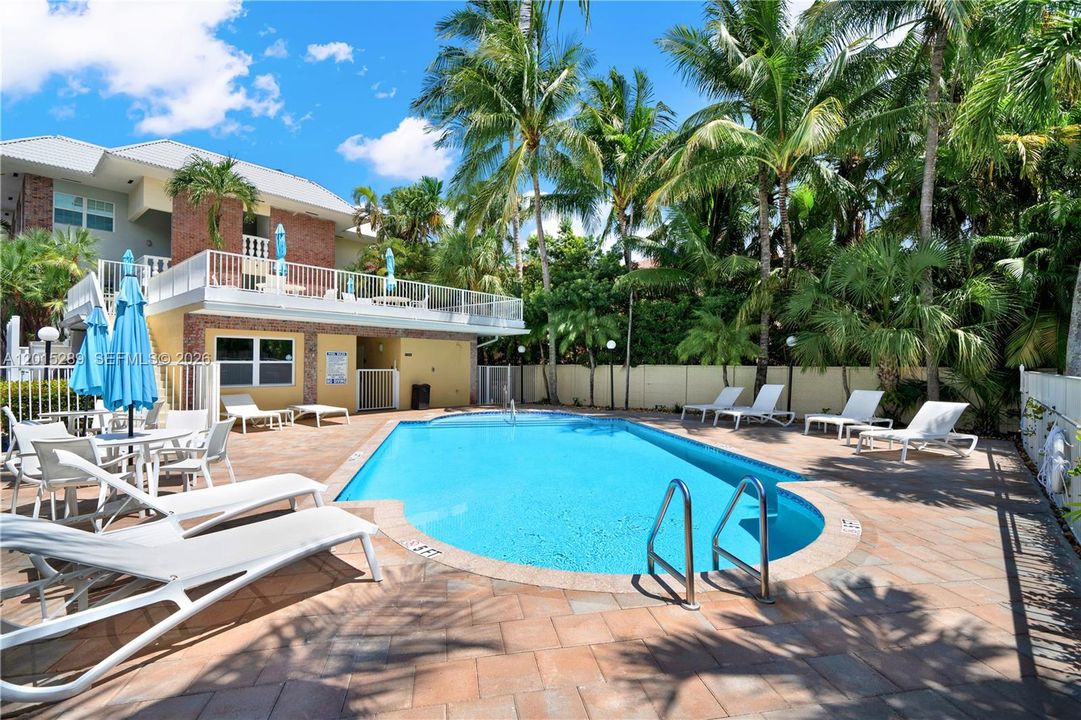 For Sale: $179,999 (1 beds, 1 baths, 685 Square Feet)