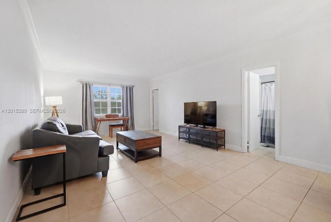 For Sale: $179,999 (1 beds, 1 baths, 685 Square Feet)