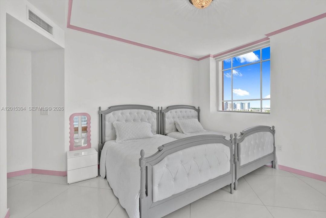 En Venta: $4,995,000 (4 camas, 4 baños, 2736 Pies cuadrados)