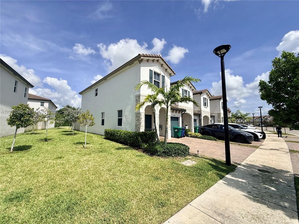 For Sale: $585,000 (3 beds, 2 baths, 1827 Square Feet)