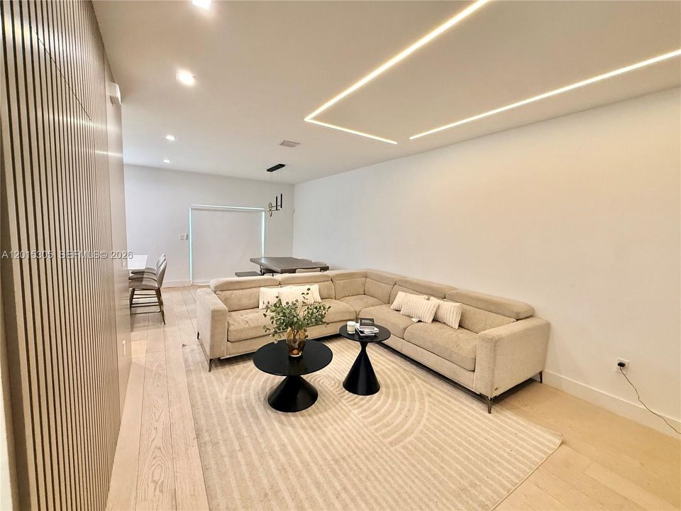 For Sale: $585,000 (3 beds, 2 baths, 1827 Square Feet)