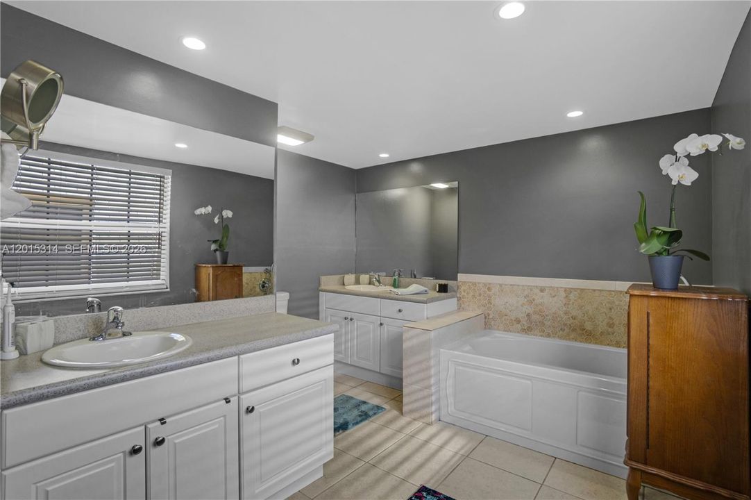 Под контрактом: $415,900 (3 спален, 2 ванн, 1850 Квадратных фут)
