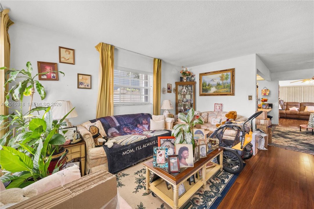 Под контрактом: $349,999 (3 спален, 1 ванн, 1295 Квадратных фут)
