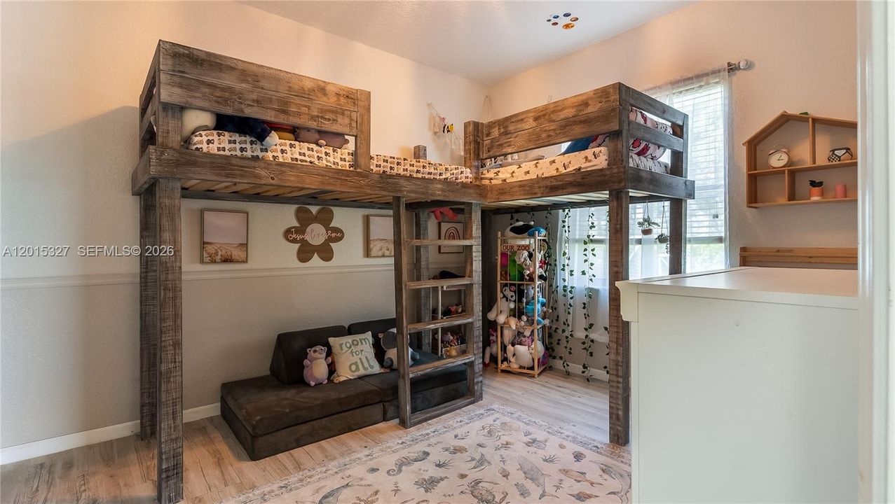 En Venta: $779,999 (4 camas, 2 baños, 2602 Pies cuadrados)