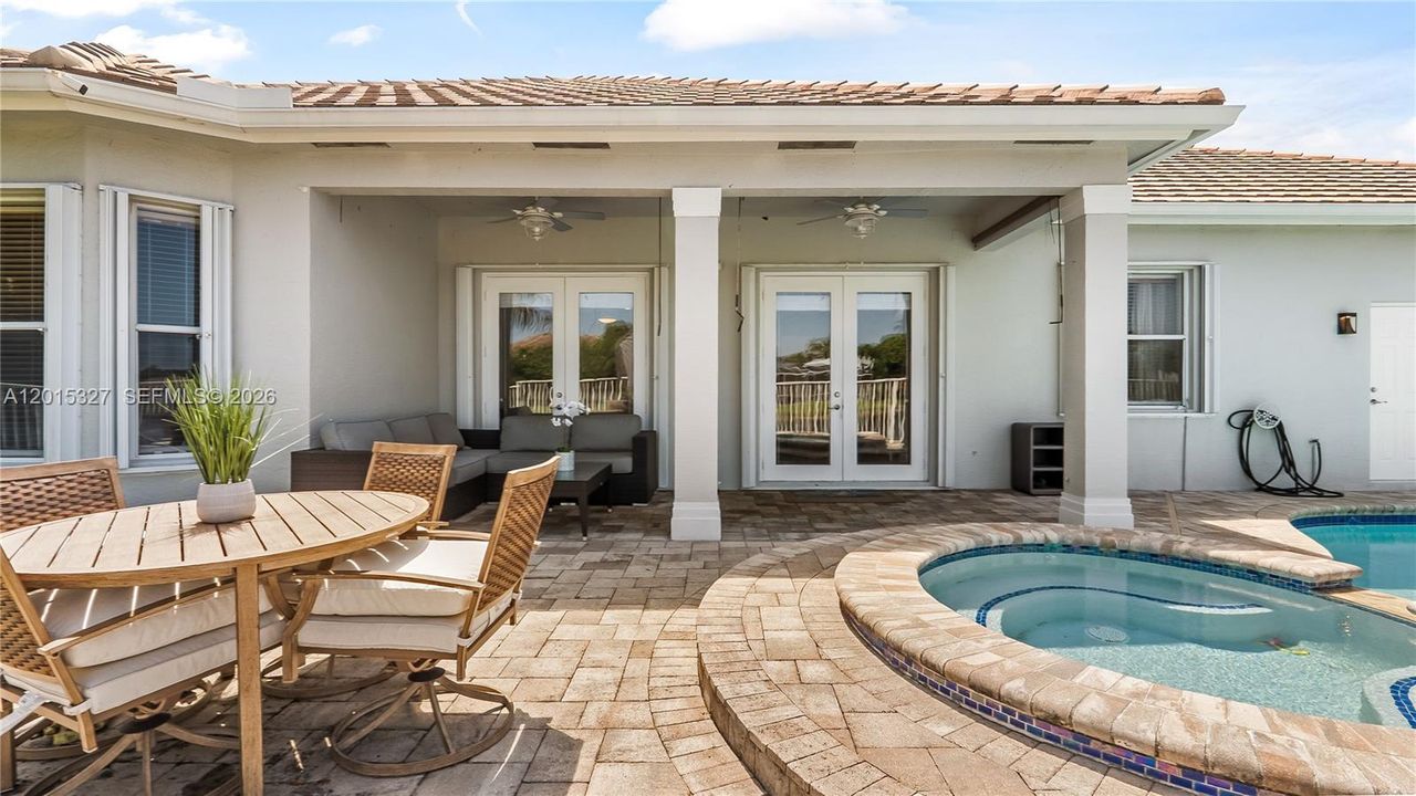 En Venta: $779,999 (4 camas, 2 baños, 2602 Pies cuadrados)