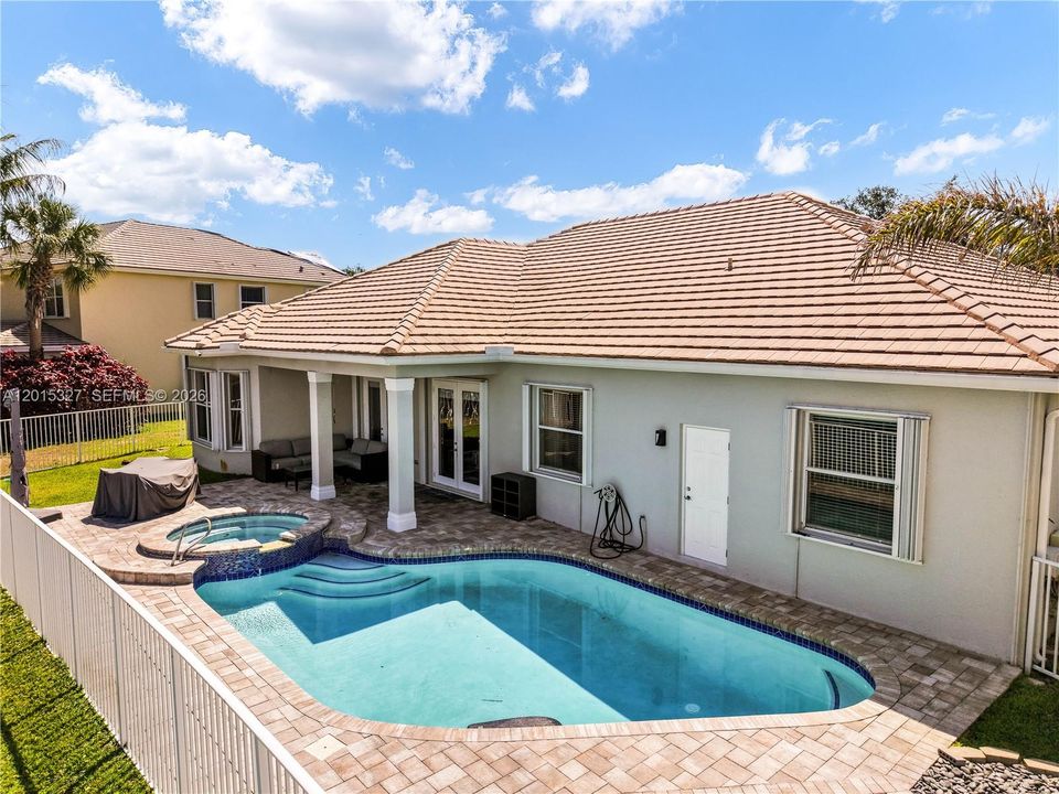 En Venta: $779,999 (4 camas, 2 baños, 2602 Pies cuadrados)