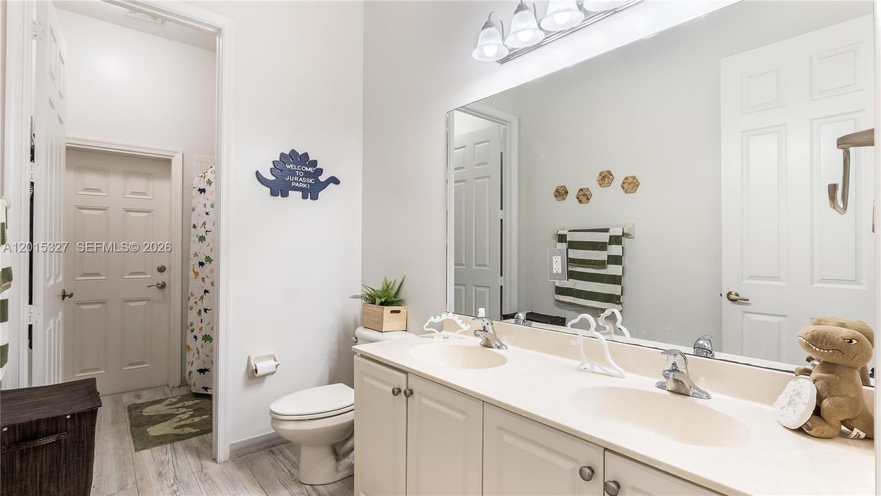 En Venta: $779,999 (4 camas, 2 baños, 2602 Pies cuadrados)