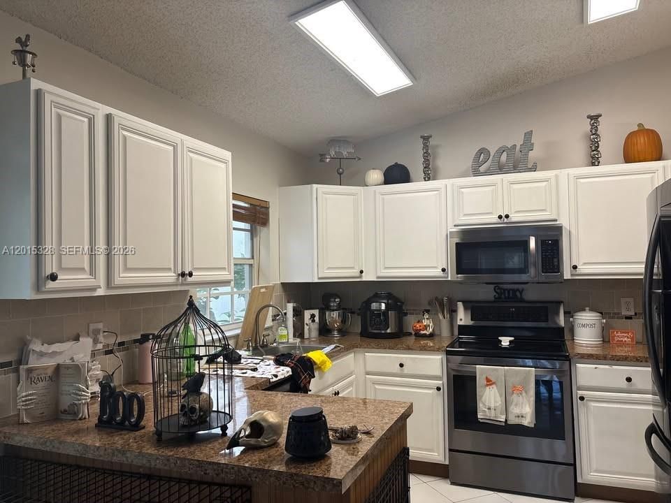 For Sale: $410,000 (2 beds, 2 baths, 1121 Square Feet)
