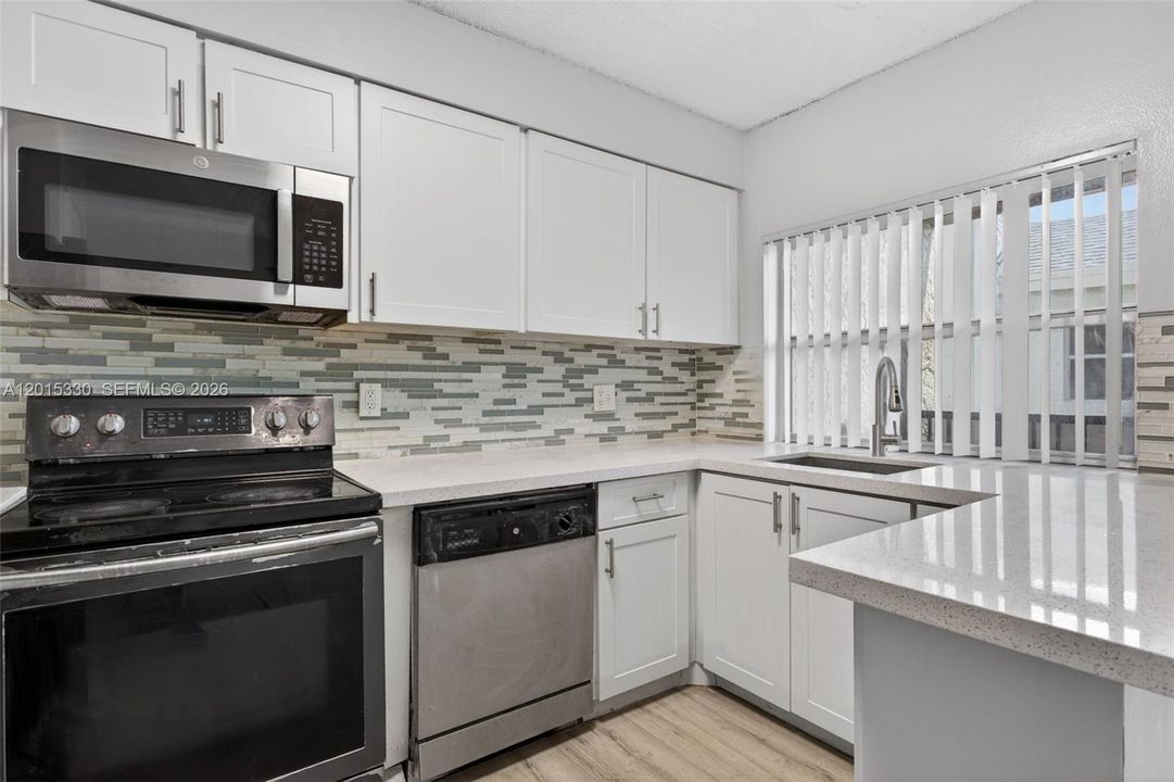Active With Contract: $1,800 (2 beds, 1 baths, 840 Square Feet)