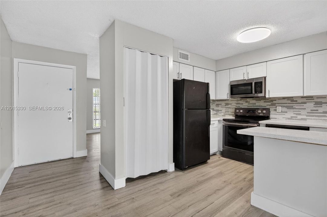 Active With Contract: $1,800 (2 beds, 1 baths, 840 Square Feet)
