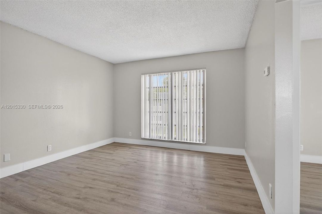 Active With Contract: $1,800 (2 beds, 1 baths, 840 Square Feet)