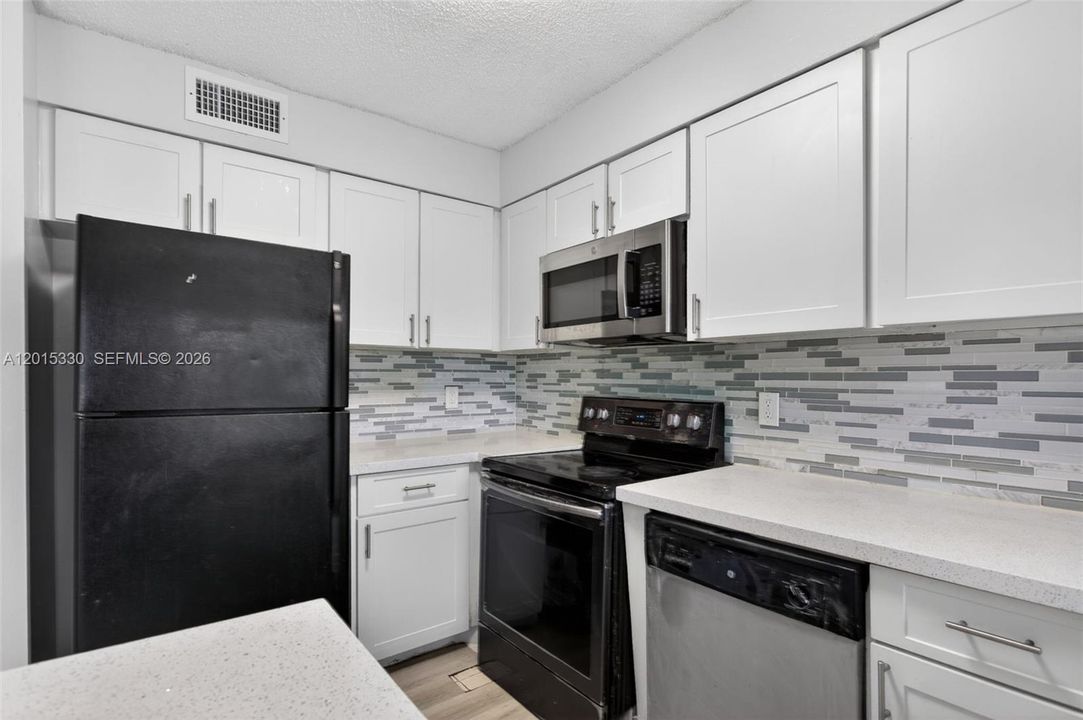 Active With Contract: $1,800 (2 beds, 1 baths, 840 Square Feet)