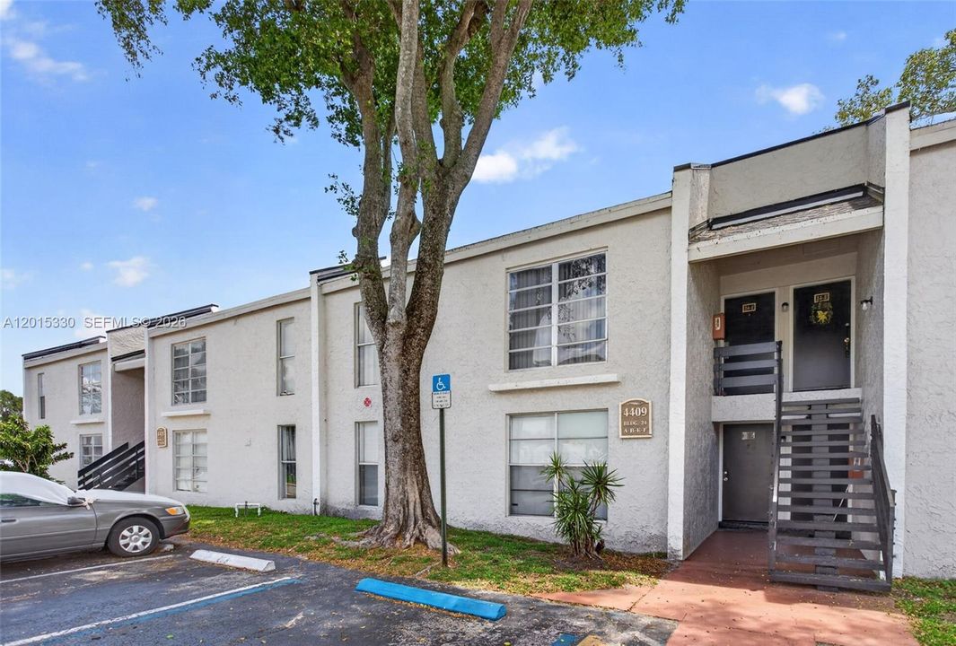 Active With Contract: $1,800 (2 beds, 1 baths, 840 Square Feet)