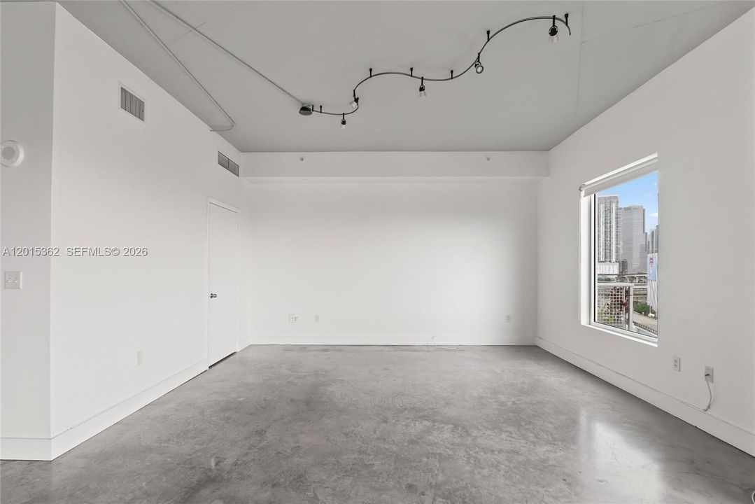 For Sale: $409,000 (2 beds, 2 baths, 1009 Square Feet)