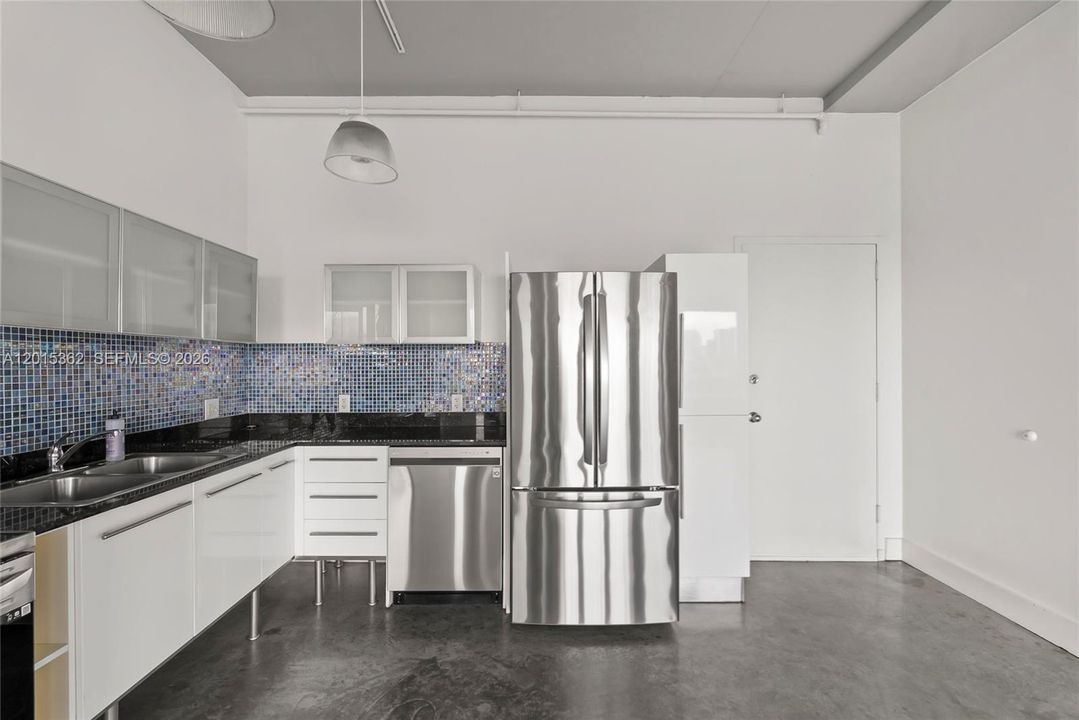 For Sale: $409,000 (2 beds, 2 baths, 1009 Square Feet)
