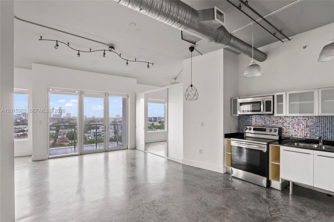 For Sale: $409,000 (2 beds, 2 baths, 1009 Square Feet)