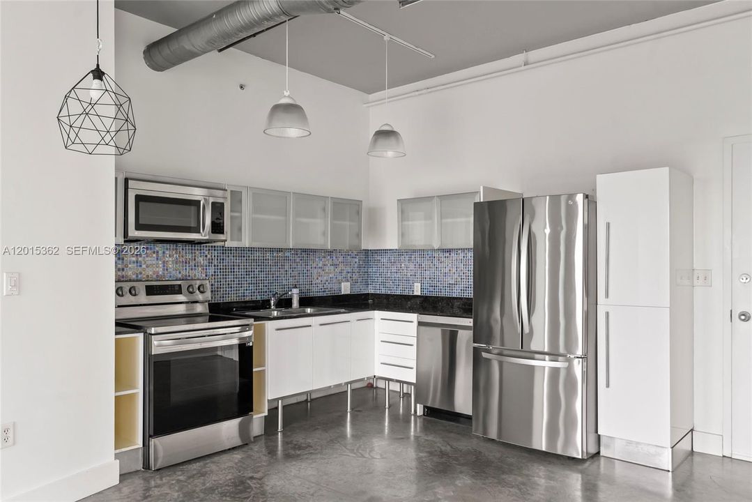 For Sale: $409,000 (2 beds, 2 baths, 1009 Square Feet)
