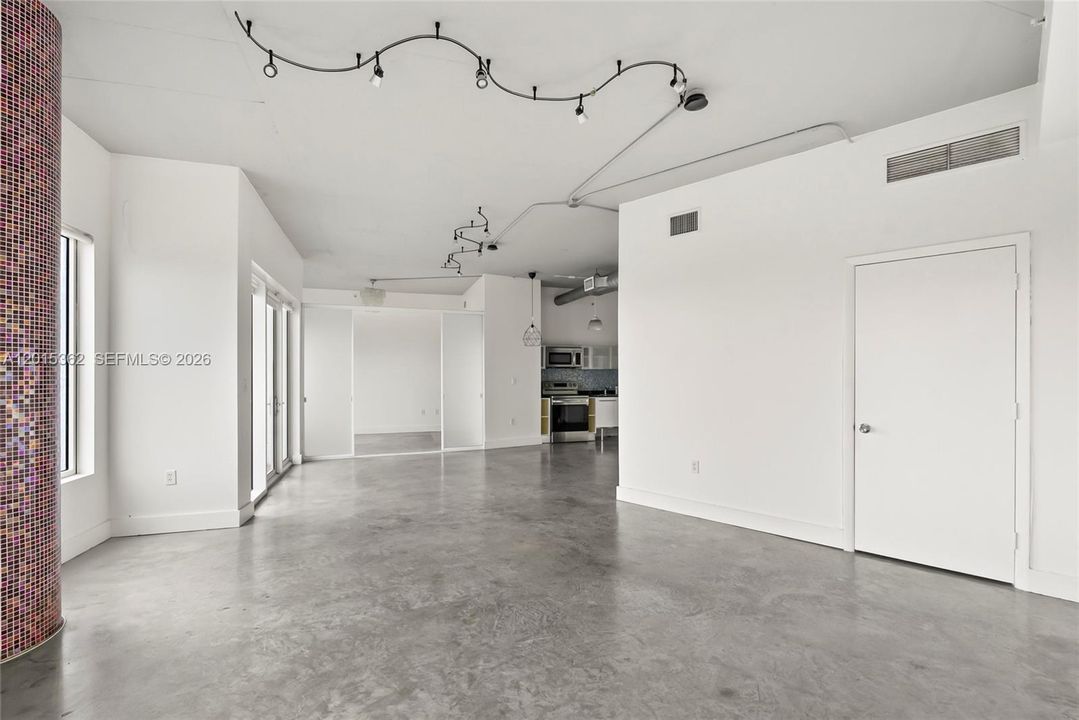 For Sale: $409,000 (2 beds, 2 baths, 1009 Square Feet)