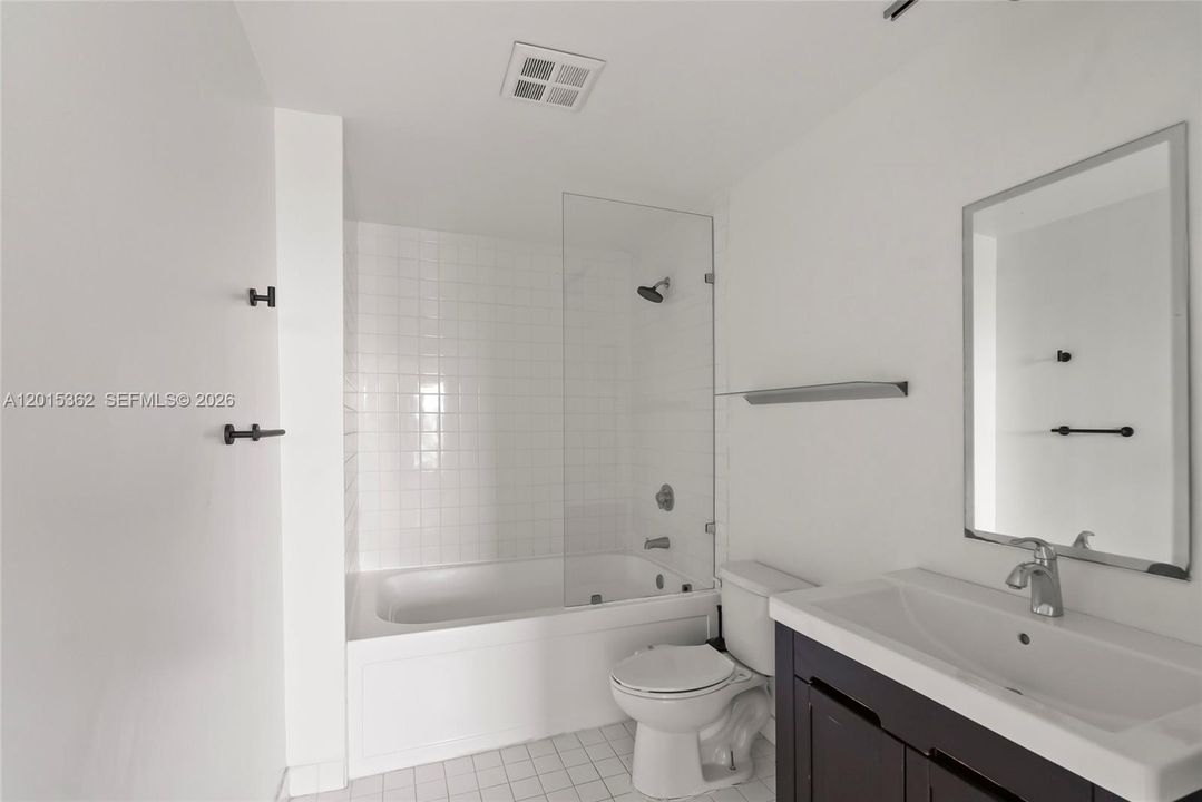 For Sale: $409,000 (2 beds, 2 baths, 1009 Square Feet)